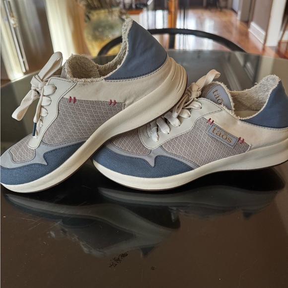 Taos Footwear Women’s Gray and Navy Sneakers - Picture 8 of 15